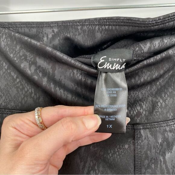 Simply Emma Women’s Embossed Leggings Black Onyx size 1X - Picture 2 of 3